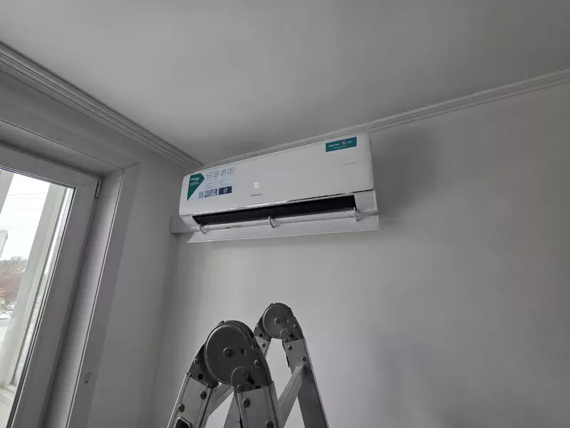 
<span>Установка инверторного кондиционера Hisense с приточной вентиляцией в Новосибирске</span>
